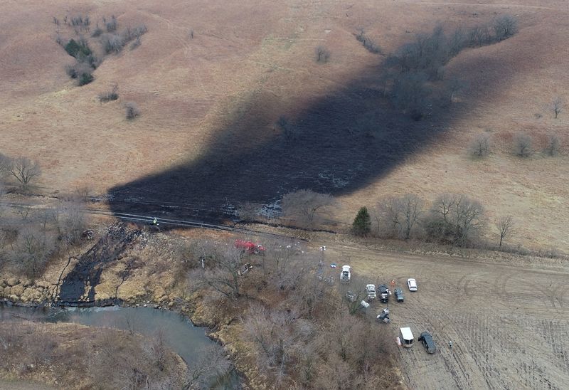 © Reuters. Emergency crews work to clean up the largest U.S. crude oil spill in nearly a decade, following the leak at the Keystone pipeline operated by TC Energy in rural Washington County, Kansas, U.S., December 9, 2022.  REUTERS/Drone Base