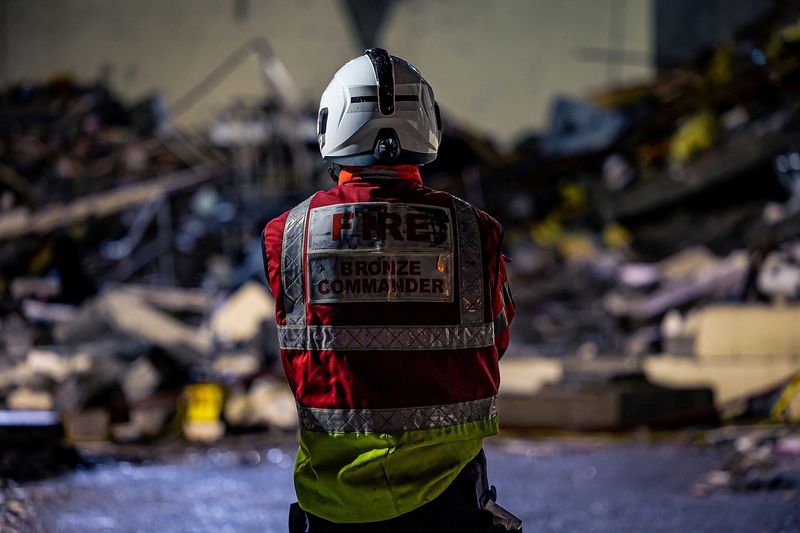 &copy; Reuters. FOTO DE ARCHIVO: Un miembro de un equipo de búsqueda trabaja en el sitio de una explosión en un bloque de departamentos en Saint Helier, en la isla de Jersey, Gran Bretaña, el 10 de diciembre de 2022 en esta imagen obtenida de las redes sociales. Gobie