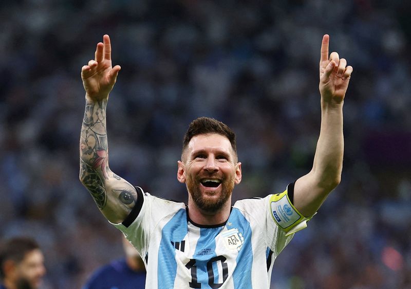 &copy; Reuters. اللاعب الأرجنتيني ليونيل ميسي يحتفل بالفوز على منتخب هولندا ووصول فريقه إلى الدور قبل النهائي في كأس العالم على استاد لوسيل بقطر يوم السبت. 