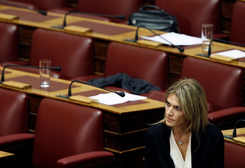&copy; Reuters. FOTO DE ARCHIVO: La legisladora Eva Kaili en el parlamento en Atenas el 4 de noviembre de 2011, antes de un voto de confianza. REUTERS/Yiorgos Karahalis