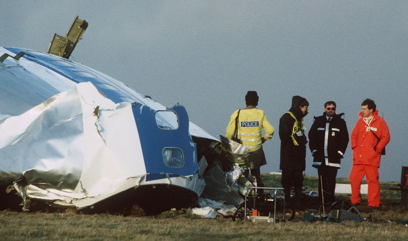 &copy; Reuters. Photo d'archives des enquêteurs écossais sur le site de l'attentat à la bombe contre le vol 103 de la Pan Am à Lockerbie en 1988. /Greg Bos/REUTERS