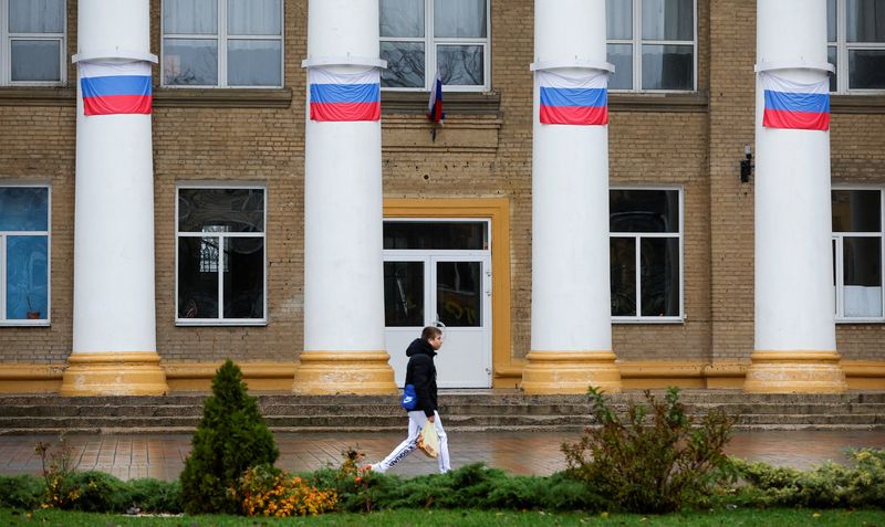 &copy; Reuters. Photo d'archives de drapeaux nationaux russes à l'extérieur d'un bâtiment dans la ville ukrainienne de Melitopol, contrôlée par la Russie, prise le 27 novembre 2022/REUTERS/Alexander Ermochenko
