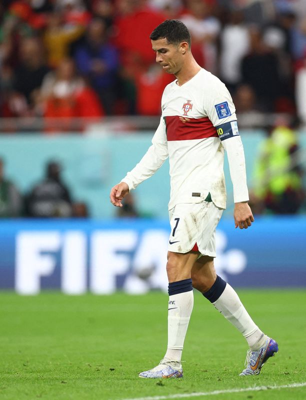 &copy; Reuters. كريستيانو رونالدو يبدو عليه التأثر بعد خروج البرتغال من كأس العالم بعد هزيمتها أمام المغرب في لقاء يوم السبت على استاد الثمامة بقطر. تصوير: 