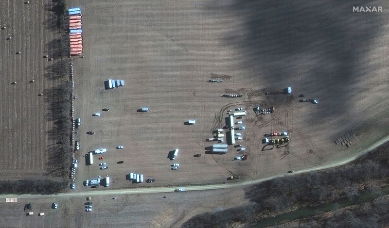 © Reuters. A satellite image shows emergency crews and equipment working to clean up the crude oil spill along Mill Creek following the leak at the Keystone pipeline operated by TC Energy, in Washington County, Kansas, U.S. December 10, 2022.  Satellite image 2022 Maxar Technologies/Handout via REUTERS 