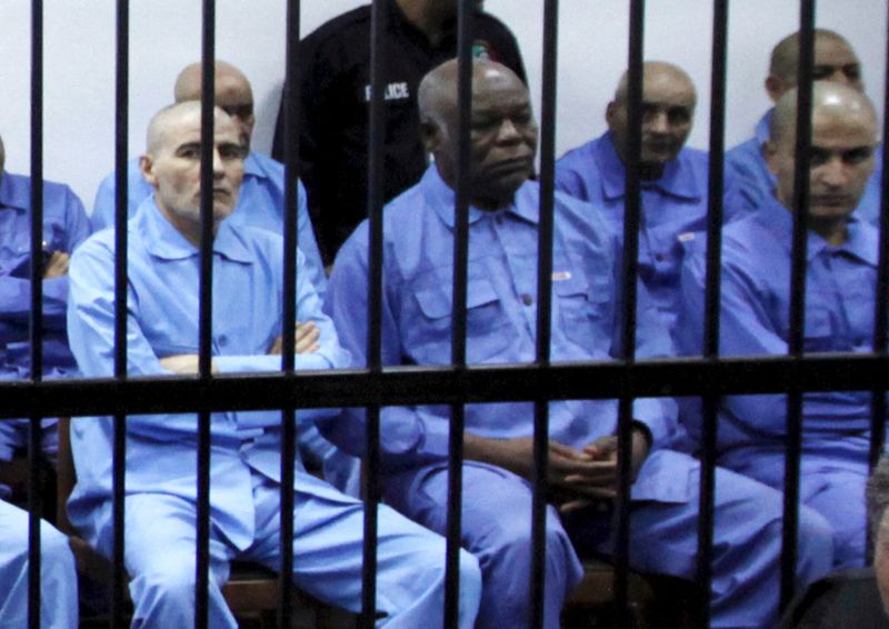 © Reuters. FILE PHOTO: Abu Agila Mohammad Mas'ud Kheir Al-Marimi, also known as Mohammed Abouajela Masud, (2nd L) sits behind bars during a hearing at a courtroom in Tripoli November 16, 2014.REUTERS/Ismail Zitouny