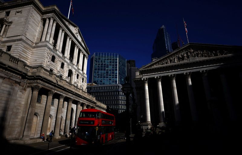 © Reuters. FILE PHOTO: A London bus travels past the Bank of England in London, Britain, October 10, 2022. REUTERS/Hannah McKay