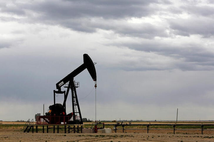 &copy; Reuters. １２日序盤の原油先物は１％超上昇している。写真は、カナダ・アルバータ州の石油とガスをくみ上げるポンプジャッキの様子。２０２０年５月６日に撮影。（２０２２年　ロイター／Todd K