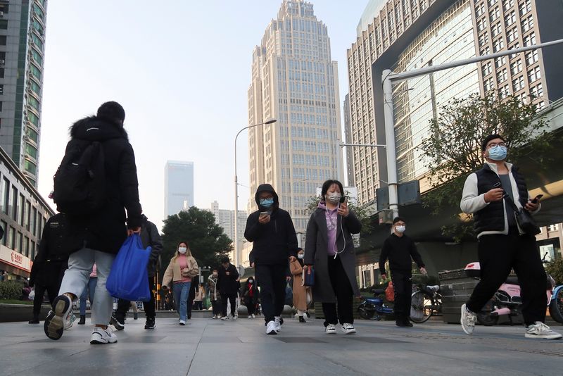 Çin'in Wuhan kentindeki işletmeler, COVID'in hafiflemesinden sonra yeni endişelerle karşı karşıya