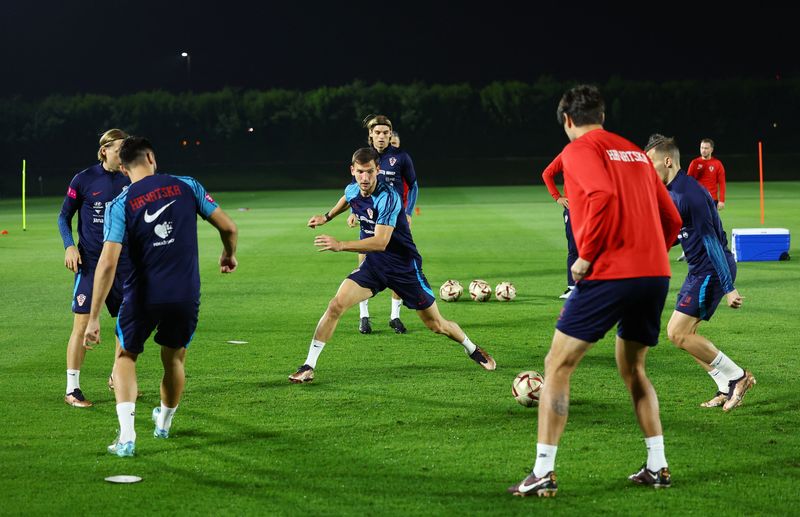 &copy; Reuters. Jugadores de Croacia durante un entrenamiento en la Copa del Mundo. Doha, Qatar. 11 de diciembre de 2022.
REUTERS/Molly Darlington