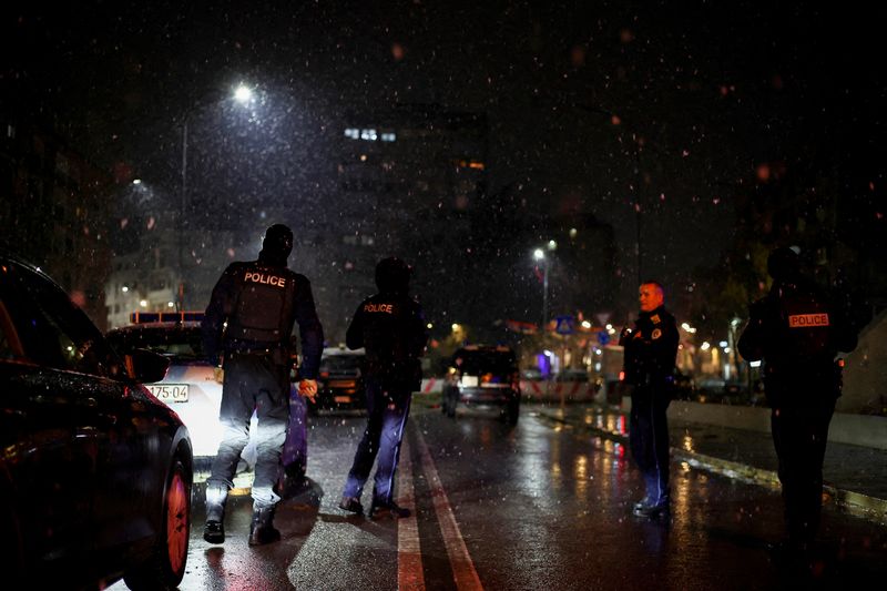 &copy; Reuters. La police du Kosovo patrouille sur le pont de la ville ethniquement divisée de Mitrovica, Kosovo. /Photo prise 11 décembre 2022/REUTERS/Florion Goga