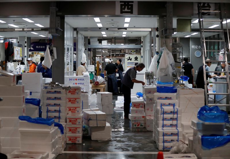 &copy; Reuters. Un pescadero trabaja en una zona de mayoristas en el mercado de pescado de Toyosu