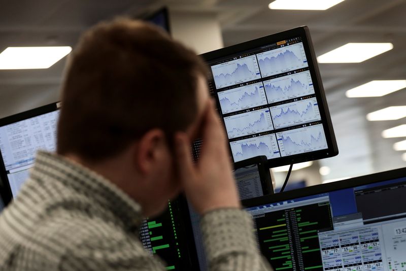 © Reuters. Des traders travaillent en salle des marchés de l'indice IG, à Londres. /Photo prise le 6 février 2018/REUTERS/Simon Dawson