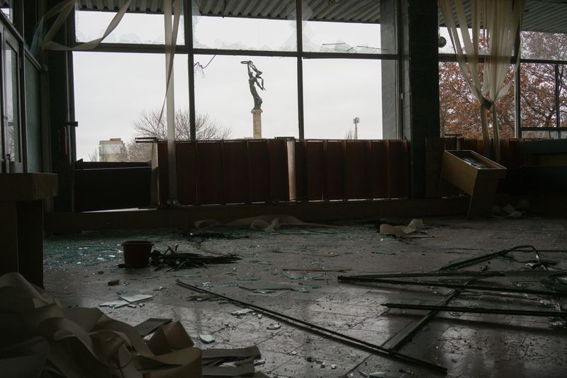 &copy; Reuters. La biblioteca de la ciudad, donde las tropas rusas dejaron un montón de trampas explosivas antes de retirarse de Jersón, Ucrania 28 de noviembre 2022. REUTERS/Anna Voitenko
