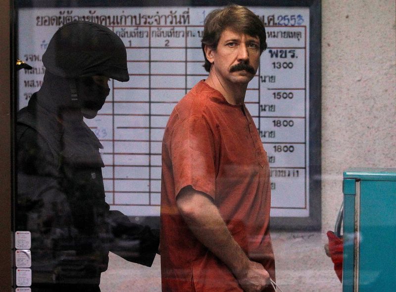 &copy; Reuters. FILE PHOTO: Alleged arms smuggler Viktor Bout from Russia is escorted by a member of the special police unit as he arrives at a criminal court in Bangkok October 4, 2010. REUTERS/Damir Sagolj//File Photo