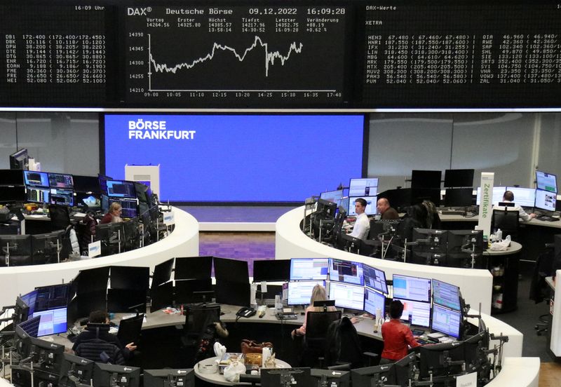 &copy; Reuters. FOTO DE ARCHIVO: El gráfico de cotización del índice de precios alemán DAX en una pantalla en el interior de la Bolsa de Fráncfort, Alemania, el 9 de diciembre de 2022. REUTERS/Personal