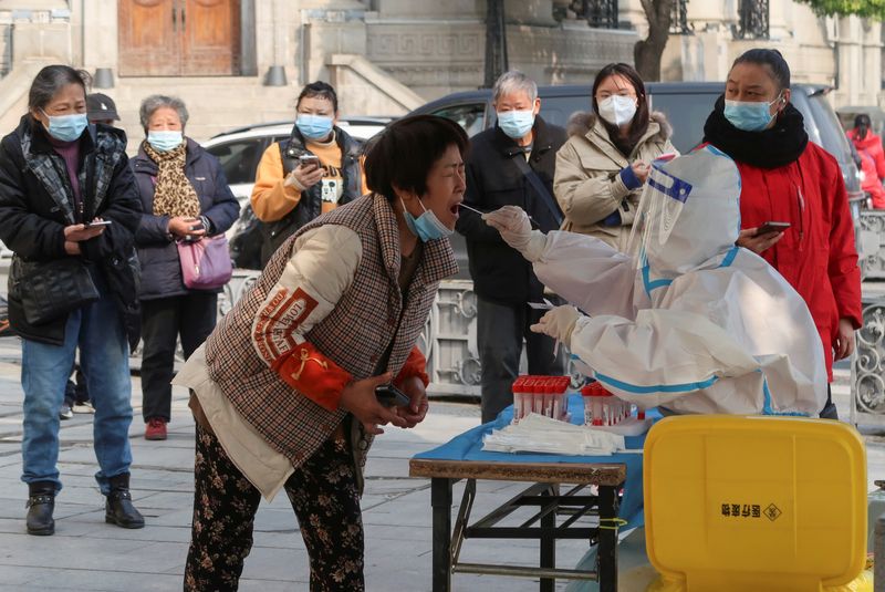 &copy; Reuters. Un travailleur médical prélève un échantillon sur un résident pour un test PCR à Wuhan, Chine. /Photo prise le 10 décembre 2022/REUTERS/Martin Pollard