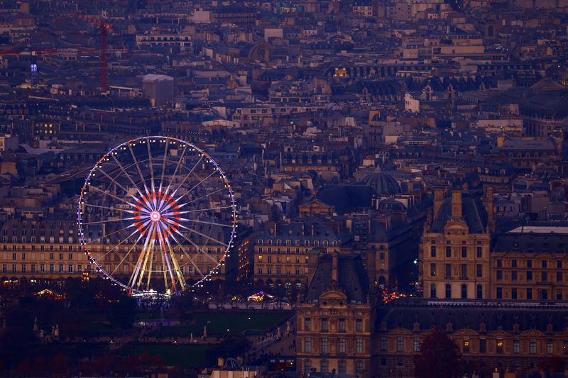 &copy; Reuters. FILE PHOTO: A general view shows the Louvre museum and the big wheel at the Tuileries Gardens amid an energy crunch, where in public and private buildings people are encouraged to save on their electricity consumption, in Paris, France December 9, 2022. R