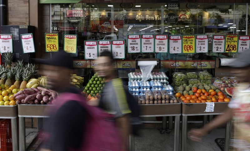 &copy; Reuters. Pessoas passam em frente a barracas de verduras em mercado no Rio de Janeiro
08/04/2022
REUTERS/Ricardo Moraes