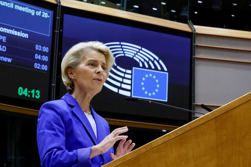&copy; Reuters. FOTO DE ARCHIVO: La presidenta de la Comisión Europea, Ursula von der Leyen, se dirige al pleno del Parlamento Europeo en Bruselas, Bélgica, el 9 de noviembre de 2022. REUTERS/Yves Herman