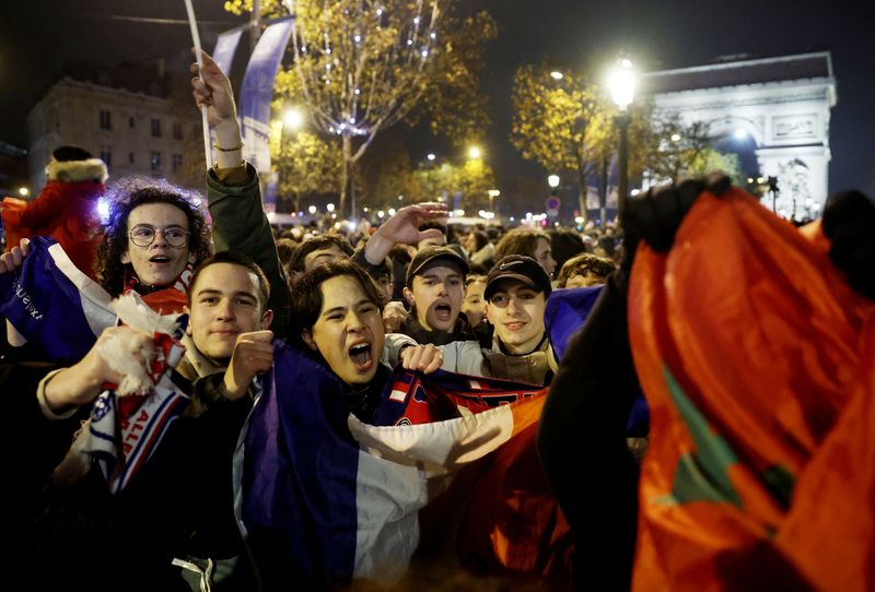 &copy; Reuters. Torcedores do Marrocos celebram em Paris
 10/12/2022     REUTERS/Benoit Tessier