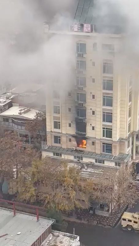 &copy; Reuters. Vista del incendio de un hotel en el barrio de Shahr-e-Naw, donde también se escucharon disparos, en Kabul, Afganistán. 12 de diciembre de 2022, en esta imagen fija de un vídeo de las redes sociales obtenido por REUTERS. ESTA IMAGEN HA SIDO SUMINISTRAD