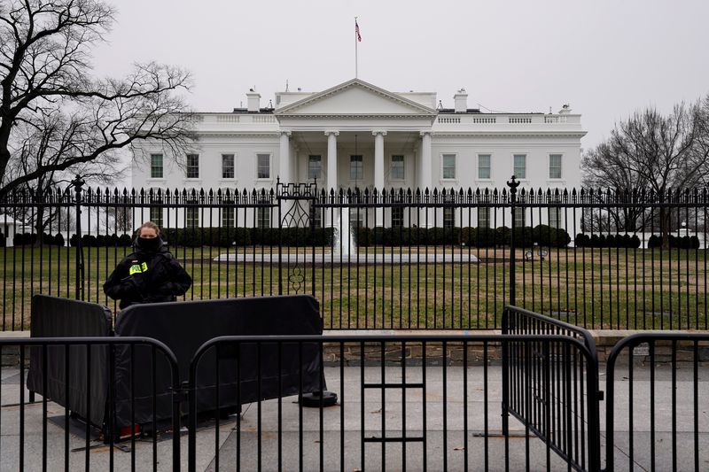 &copy; Reuters. FILE PHOTO: A Secret Service officer maintains a watch on the 22nd day of a partial government shutdown at the White House in Washington, U.S., January 12, 2019. REUTERS/Joshua Roberts