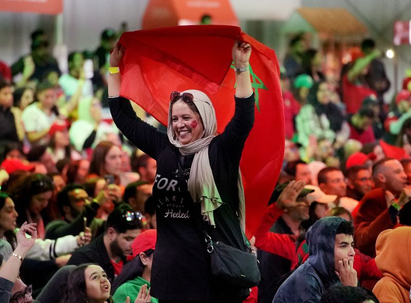 &copy; Reuters. FOTO DE ARCHIVO. Fútbol - Copa Mundial de la FIFA Qatar 2022 - Aficionados en Casablanca ven el partido Marruecos versus Portugal - Casablanca, Marruecos - 10 de diciembre de 2022 - Una aficionada sostiene la bandera de Marruecos durante el partido. REUT