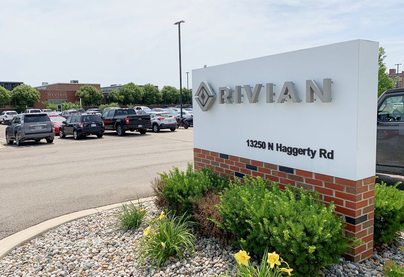 &copy; Reuters. Photo du panneau Rivian Automotive à l'extérieur de l'usine du fabricant de camions électriques, à Plymouth, dans le Michigan. /Photo prise le 15 juillet 2022 à Plymouth, États-Unis/REUTERS/Kevin Krolicki