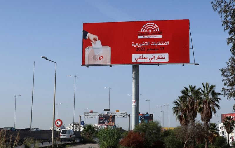 &copy; Reuters. Photo d'un panneau publicitaire à l'approche des élections législatives. /Photo prise le 8 décembre 2022 à Tunis, Tunisie/REUTERS/Jihed Abidellaoui