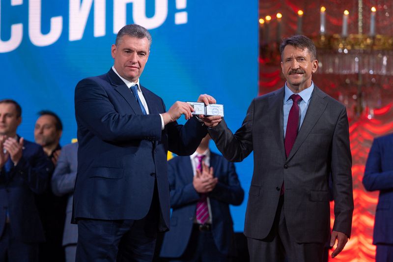 © Reuters. Viktor Bout, the Russian arms dealer freed after 14 years in U.S. custody in exchange for U.S. basketball star Brittney Griner, receives a membership card from Leonid Slutsky, Chaiman of the Liberal Democratic Party of Russia (LDPR), during the party convention, in Moscow, Russia December 12, 2022. Press-service of the Liberal Democratic Party of Russia (LDPR)/Handout via REUTERS 