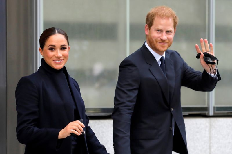 © Reuters. FILE PHOTO: Britain's Prince Harry and Meghan, Duke and Duchess of Sussex, wave as they visit One World Trade Center in Manhattan, New York City, U.S., September 23, 2021. REUTERS/Andrew Kelly