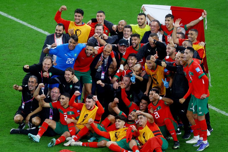 &copy; Reuters. صورة جماعية للاعبي المغرب والجهاز الفني عقب الفوز على البرتغال والتأهل للدور نصف النهائي لكأس العالم في قطر يوم 10 ديسمبر كانون الأول 2022. تصو