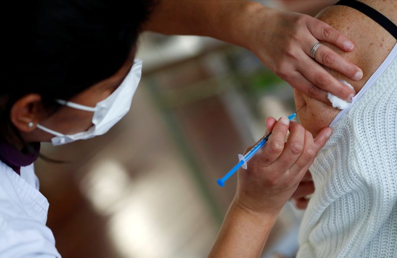 &copy; Reuters. FOTO DE ARCHIVO: Un trabajador sanitario inyecta una dosis de la vacuna Sputnik V (Gam-COVID-Vac) en un centro de vacunación COVID-19 en Buenos Aires, Argentina. 6 de agosto, 2021. REUTERS/Agustin Marcarian/Archivo