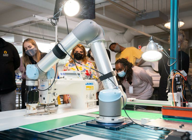© Reuters. Um braço robótico posiciona pedaços de tecido endurecido para uma demonstração de costura automatizada no Industrial Sewing and Innovation Center em Detroit, Michigan, EUA
19/08/2021
Industrial Sewing and Innovation Center via REUTERS