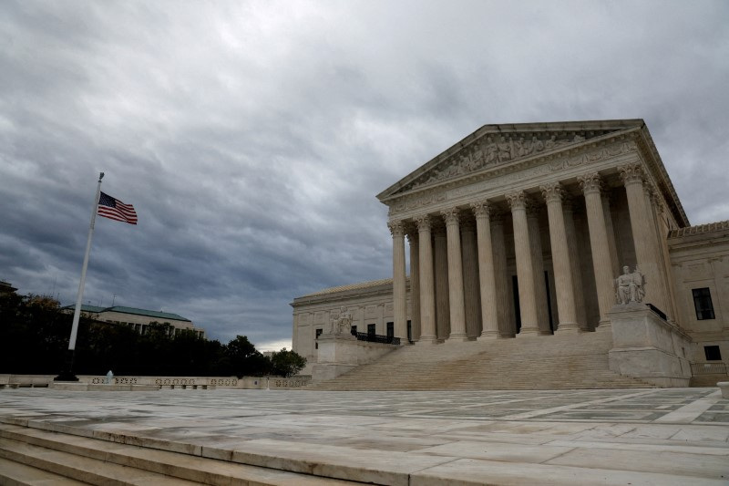 &copy; Reuters. FILE PHOTO: A view of the U.S. Supreme Court building on the first day of the court's new term in Washington, U.S. October 3, 2022.  REUTERS/Jonathan Ernst/File Photo