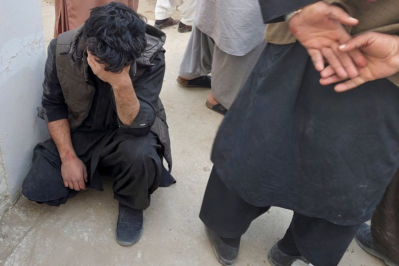 &copy; Reuters. رجل حزين بسبب وفاة أقاربه جراء قصف مدفعي في بلدة شامان الحدودية الباكستانية الأفغانية يوم الأحد. تصوير: عبد الخالق أشاكزاي-رويترز.