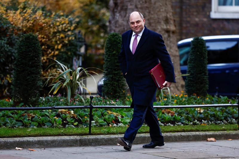 &copy; Reuters. FOTO DE ARCHIVO: Secretario de Defensa británico, Ben Wallace, camina frente a Downing Street en Londres, Reino Unido, el 6 de diciembre, 2022. REUTERS/Peter Nicholls