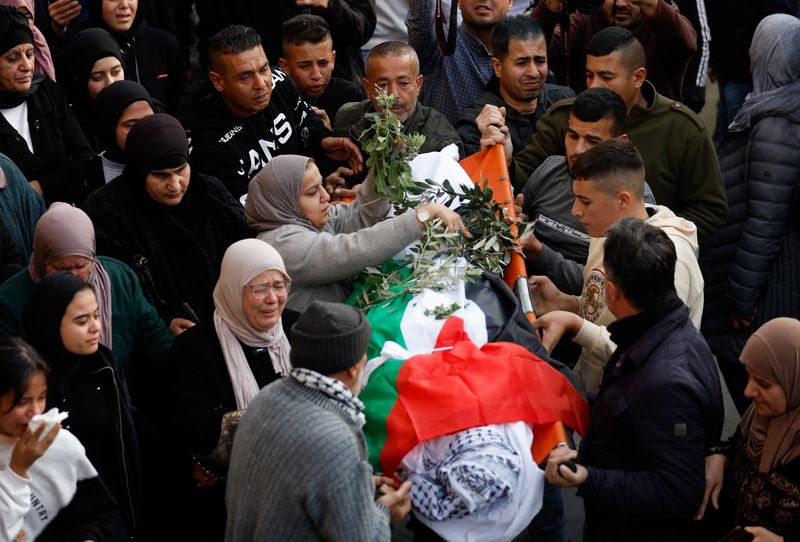 © Reuters. مشيعون يحملون جثمان الفتاة الفلسطينية جنى زكارنة خلال جنازتها في جنين بالضفة الغربية المحتلة يوم الاثنين. تصوير: محمد تركمان-رويترز.