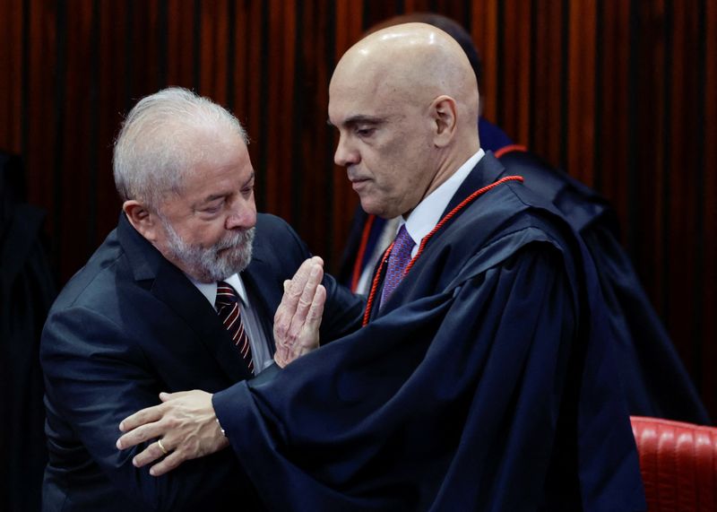 &copy; Reuters. Lula e Moraes se cumprimentam em cerimônia de diplomação em Brasília
12/12/2022
REUTERS/Ueslei Marcelino