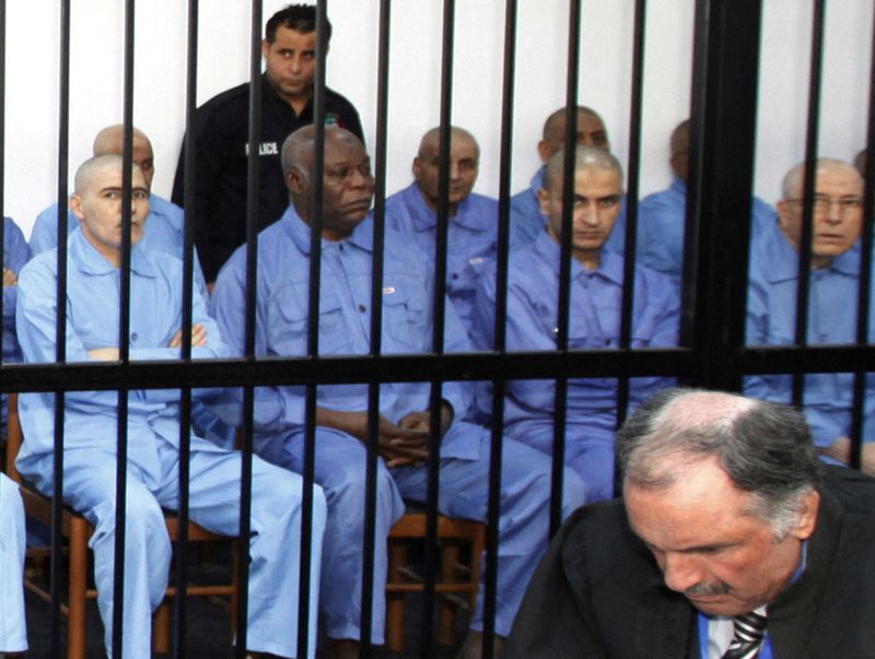 &copy; Reuters. أبو عقيلة محمد مسعود المشتبه به في تفجير لوكيربي خلف القضبان أثناء جلسة في قاعة محكمة في طرابلس. صورة من أرشيف رويترز.