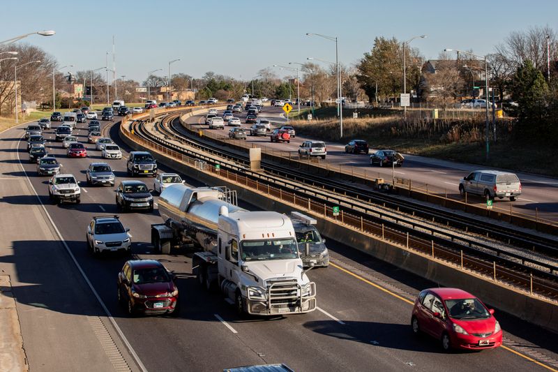 &copy; Reuters. FILE PHOTO: Travelers commute on the I-90 highway in Chicago, Illinois, U.S. November 21, 2022. REUTERS/Jim Vondruska/File Photo