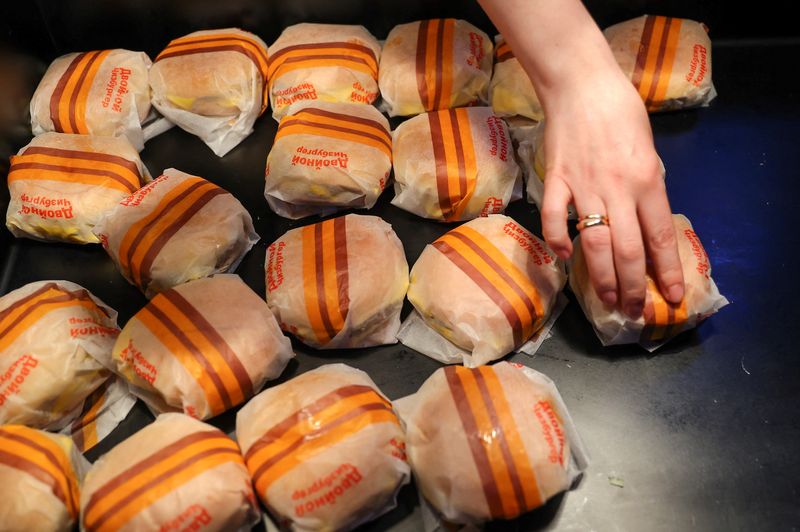 &copy; Reuters. Funcionário coloca hambúrgueres em novo restaurante "Vkusno & tochka", inaugurado após a saída da McDonald's Corp do mercado russo, em Moscou, na Rússia. 12/06/2022. REUTERS/Evgenia Novozhenina/File Photo