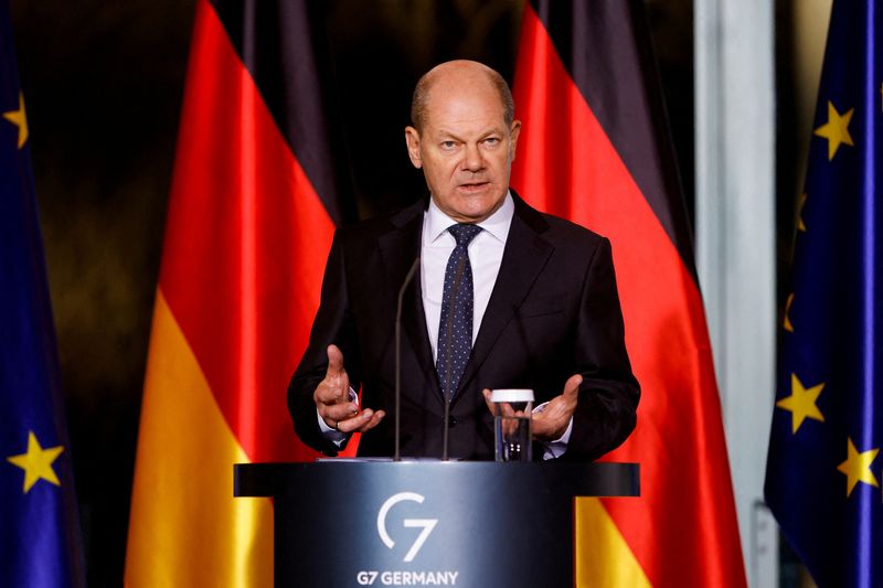 &copy; Reuters. المستشار الألماني أولاف شولتس يتحدث في برلين يوم الاثنين. تصوير: ميشيل تانتوسي - رويترز. 