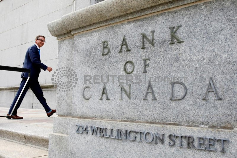 &copy; Reuters. FILE PHOTO: Governor of the Bank of Canada Tiff Macklem walks outside the Bank of Canada building in Ottawa, Ontario, Canada June 22, 2020. REUTERS/Blair Gable//File Photo