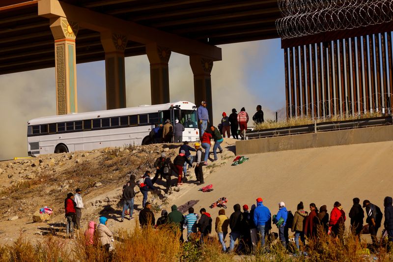Some 1,500 migrants crossed Rio Grande into El Paso on Sunday - witness