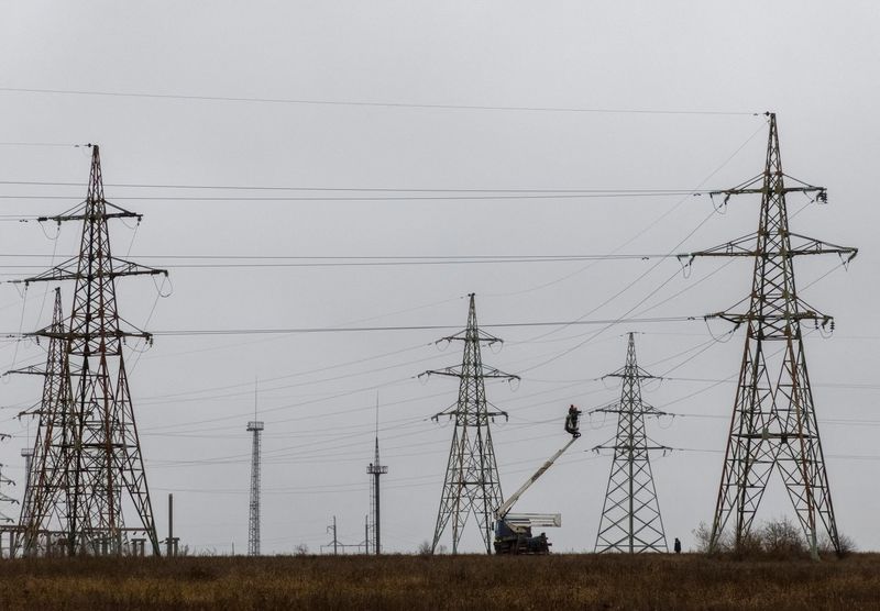 &copy; Reuters. Employees remain electric power lines damaged by Russian military strikes in Kherson region, Ukraine November 30, 2022. REUTERS/Anna Voitenko