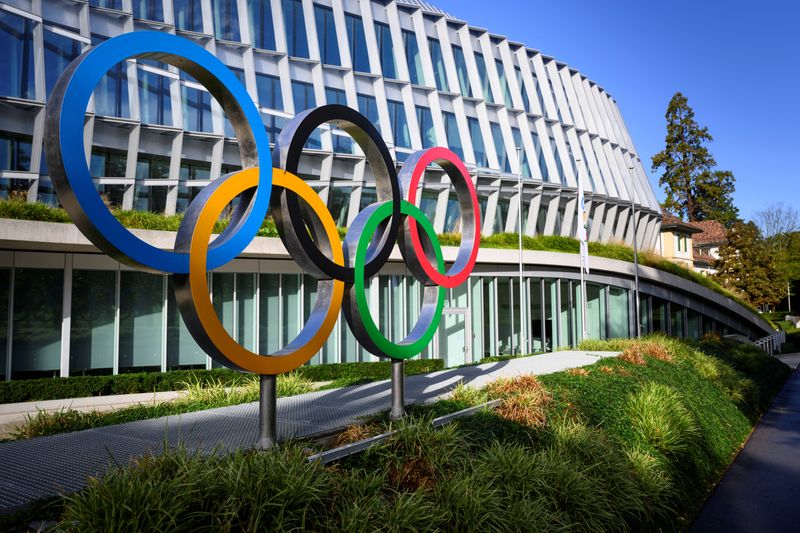 &copy; Reuters. الشعار الأولمبي أمام مقر اللجنة الأولمبية الدولية في لوزان في صورة بتاريخ الثامن من سبتمبر ايلول 2022. صورة من ممثل لوكالات الأنباء. 