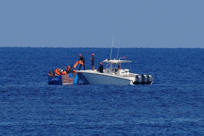 &copy; Reuters. Guardacostas cubanos dan chalecos salvavidas a hombres que intentaban emigrar ilegalmente a EEUU cerca del Malecón de La Habana, Cuba, el 12 de diciembre, 2022. REUTERS/Alexandre Meneghini