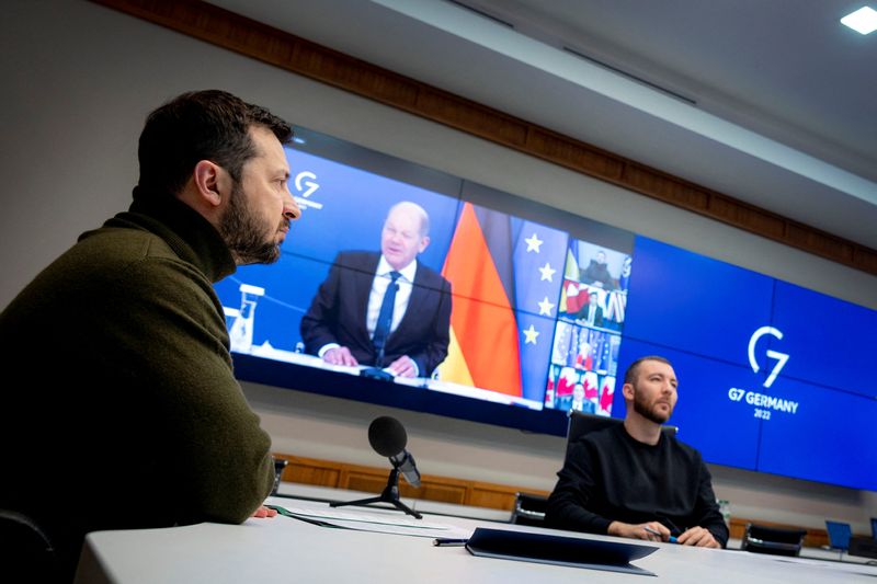 &copy; Reuters. الرئيس الأوكراني فولوديمير زيلينسكي يحضر اجتماعا لقادة مجموعة السبع عبر الفيديو يوم الاثنين في صورة حصلت عليها رويترز من المكتب الإعلامي ل