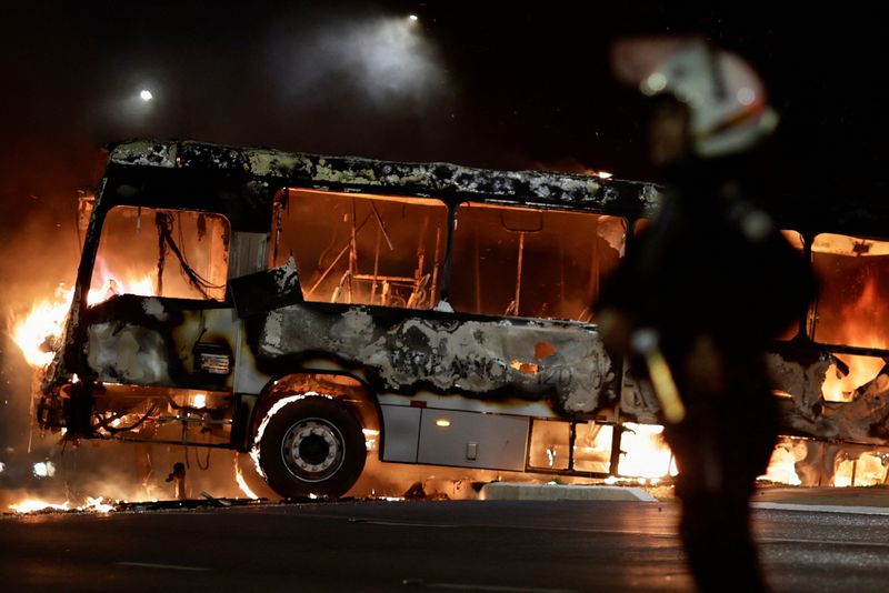 &copy; Reuters. 　１２月１２日、１０月３０日のブラジル大統領選で敗北を認めていないボルソナロ大統領の支持者が、首都ブラジリアの連邦警察本部への侵入を試みた。写真は支持者の抗議のなかで炎上